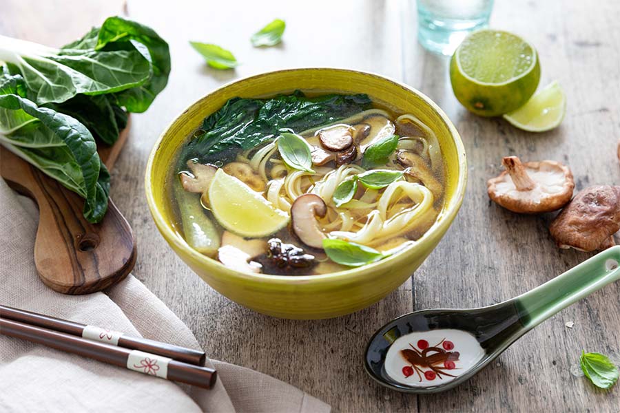 Bouillon thaï aux champignons et pak choi